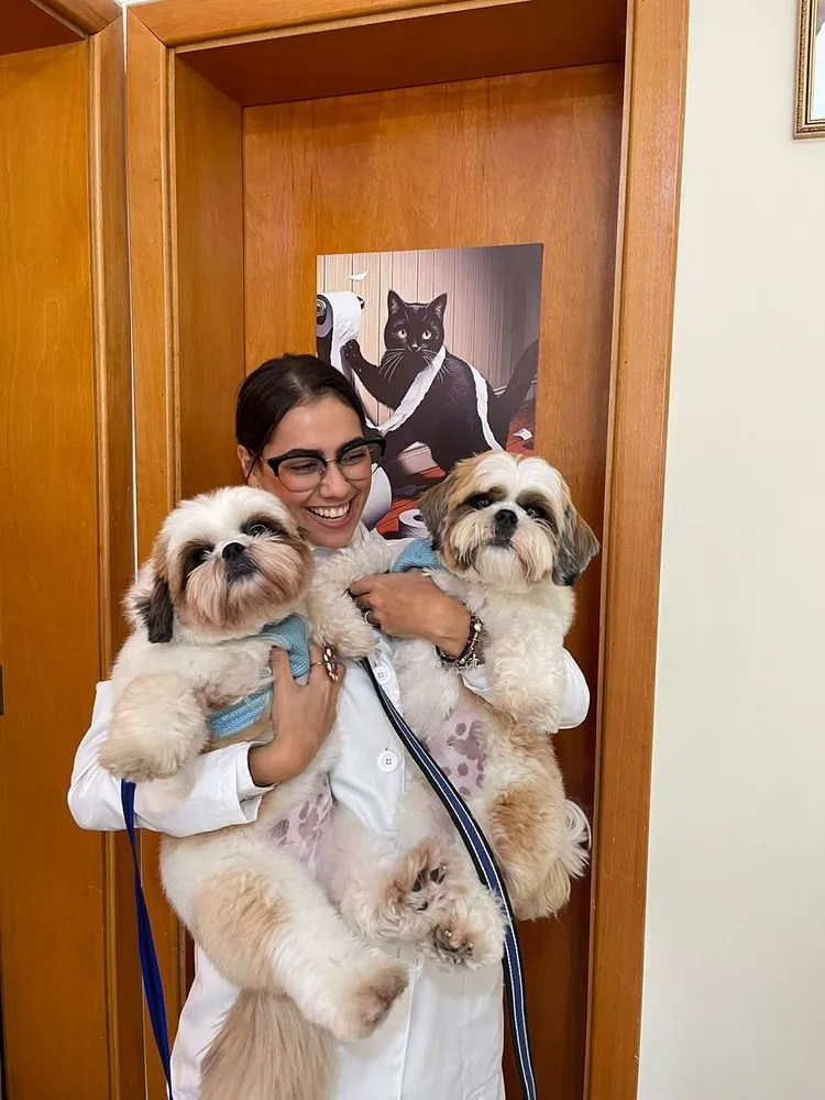 Dra. Vitória com dois Shih Tzus no colo