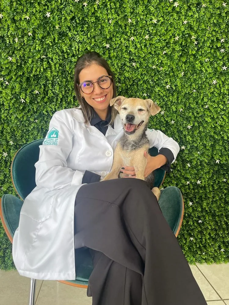 Dra. Vitória com um cãozinho no colo, na Zenvet