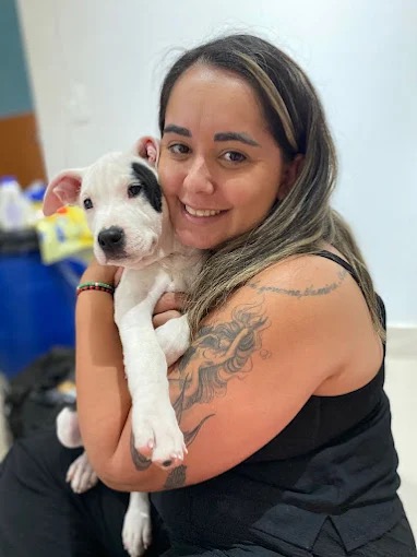 Profissional Zenvet com filhote branco recém-acolhido