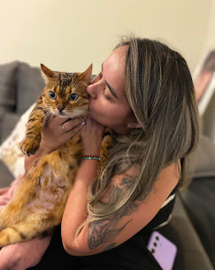 Veterinária Zenvet beijando gato bengal de pelagem laranja